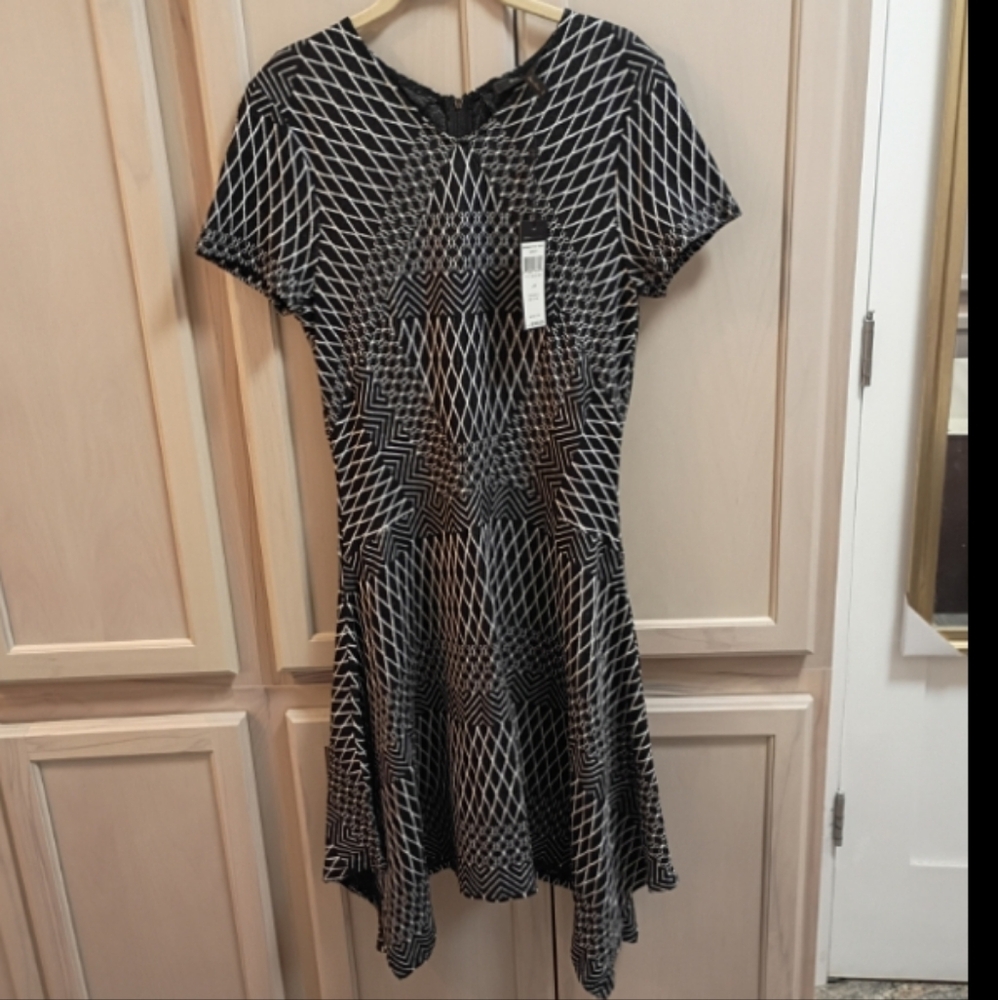 BCBGMAXAZRIA Dress NWT Geometric Print Black/White Fit &Flare Asymmetrical SizeM